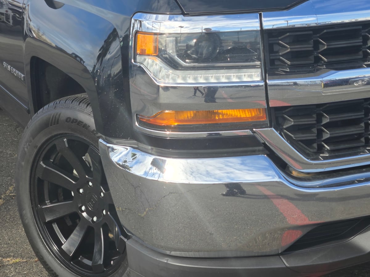 2018 Chevrolet Silverado 1500 LT photo 3