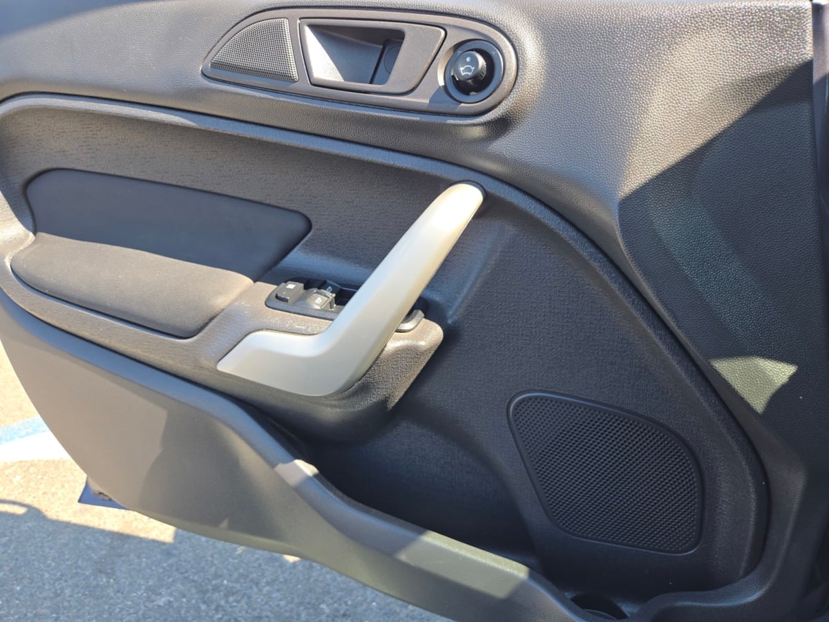 2012 Ford Fiesta SE photo 12