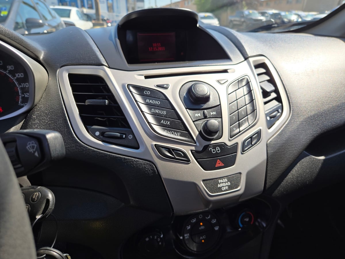 2012 Ford Fiesta SE photo 14