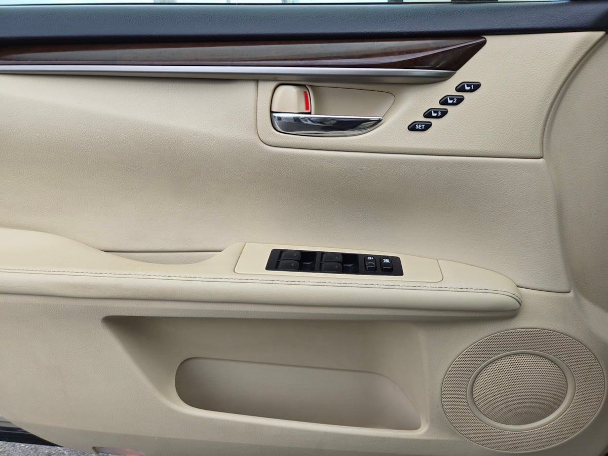2015 Lexus ES 350 photo 10
