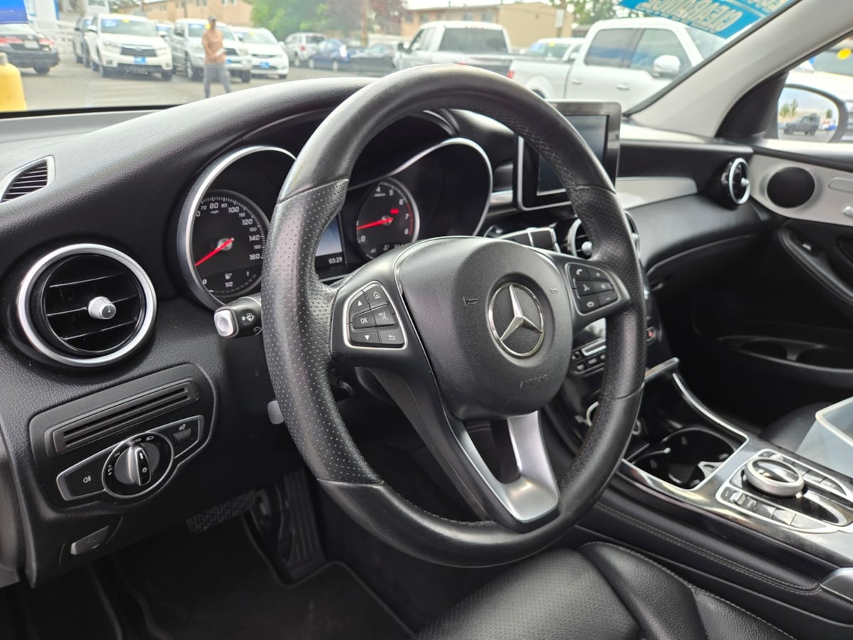 2017 Mercedes Benz GLC 300 4MATIC photo 11