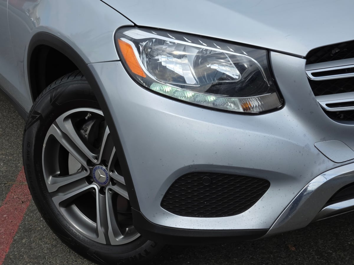 2017 Mercedes Benz GLC 300 4MATIC photo 3