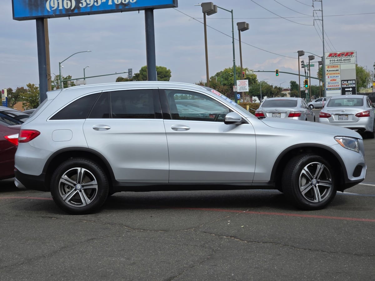 2017 Mercedes Benz GLC 300 4MATIC photo 4