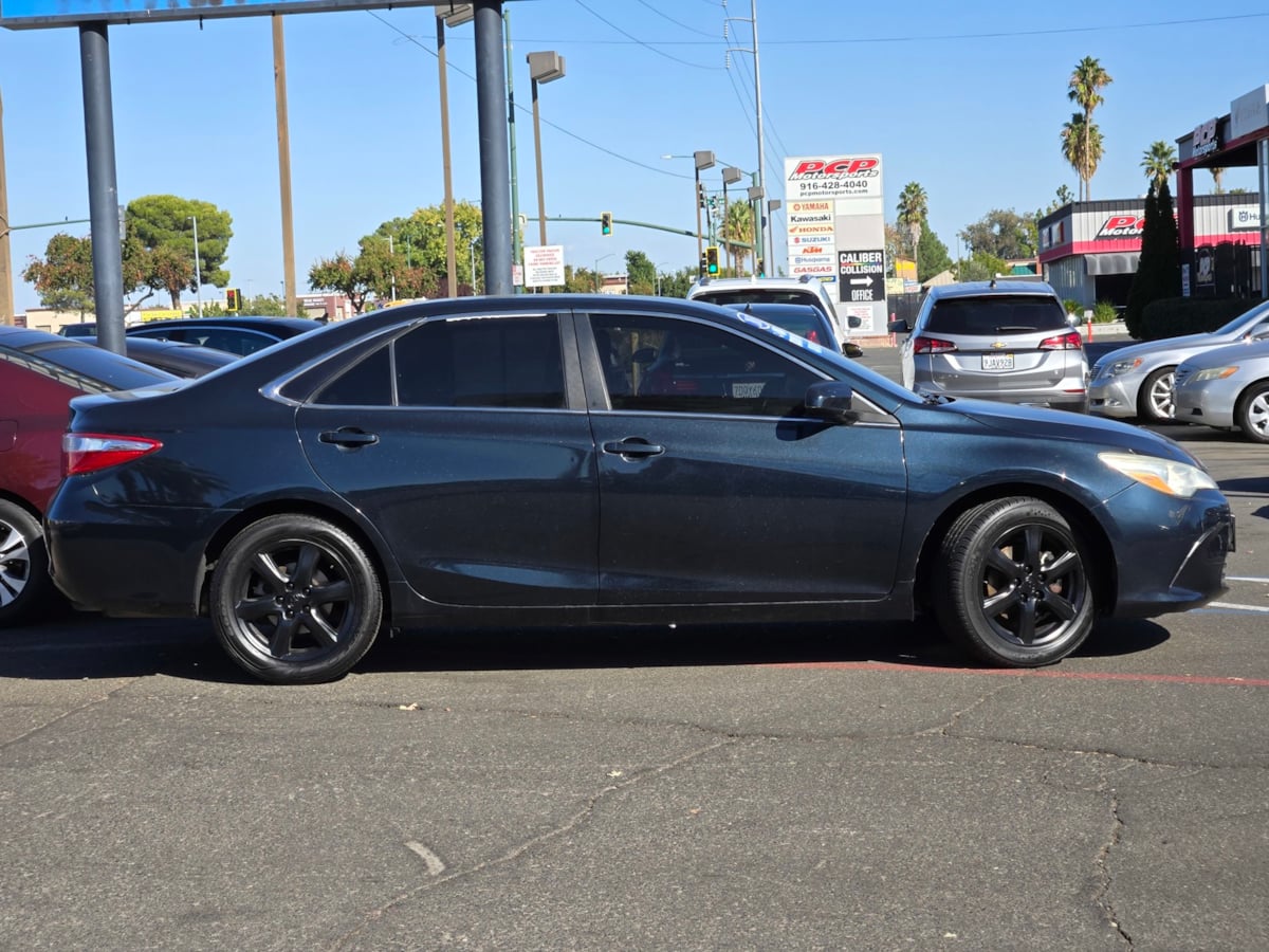 2015 Toyota Camry LE photo 3