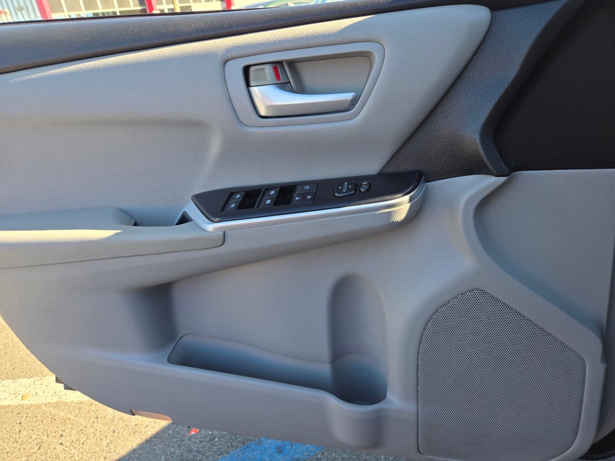 2015 Toyota Camry LE photo 10