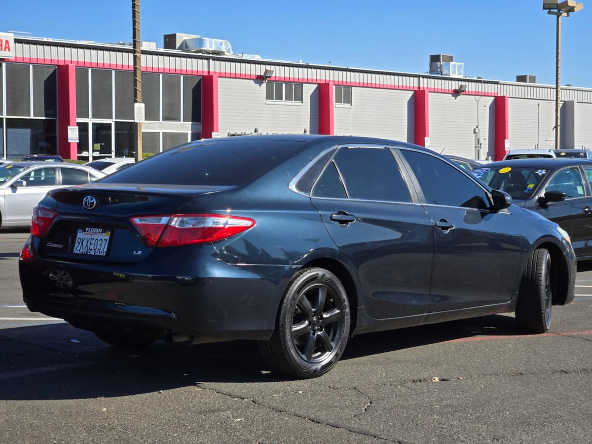 2015 Toyota Camry LE photo 4