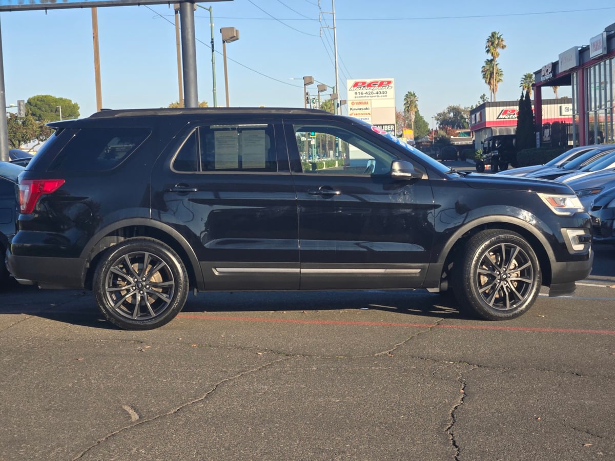 2017 Ford Explorer XLT photo 4