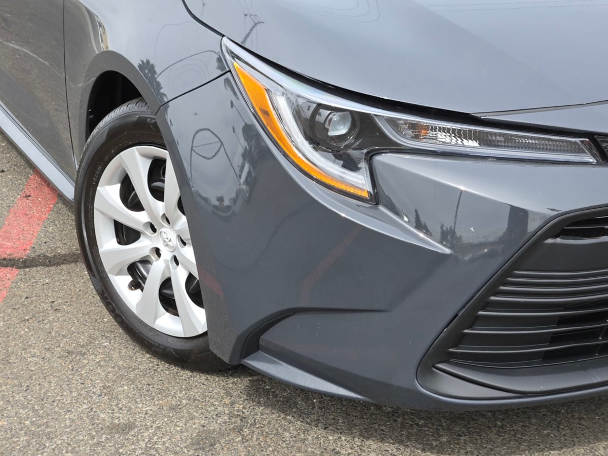 2025 Toyota Corolla LE - Photo 3