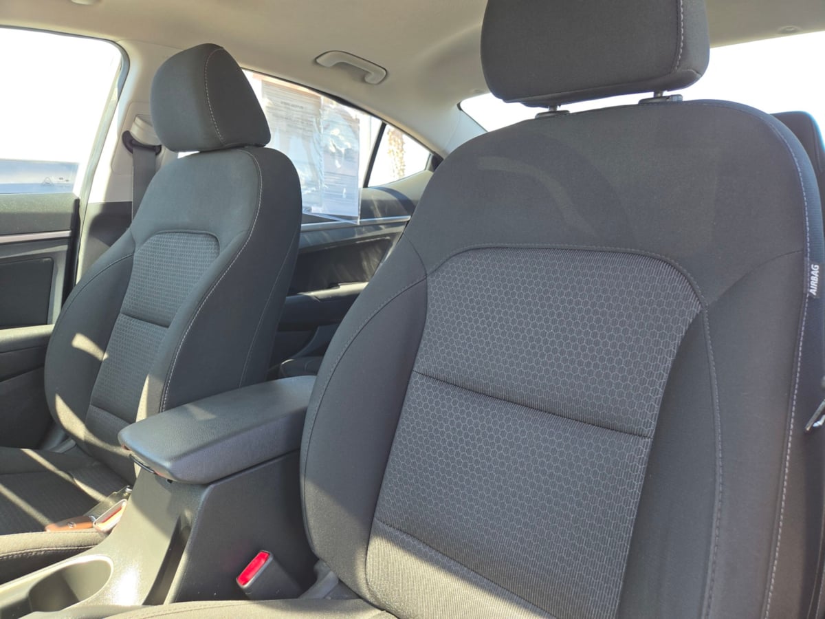 Hyundai Elantra photo 9