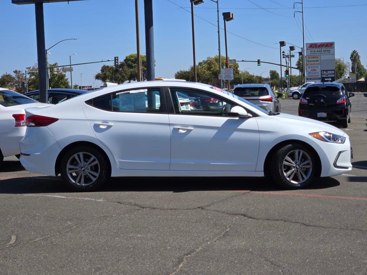 Hyundai Elantra photo 4
