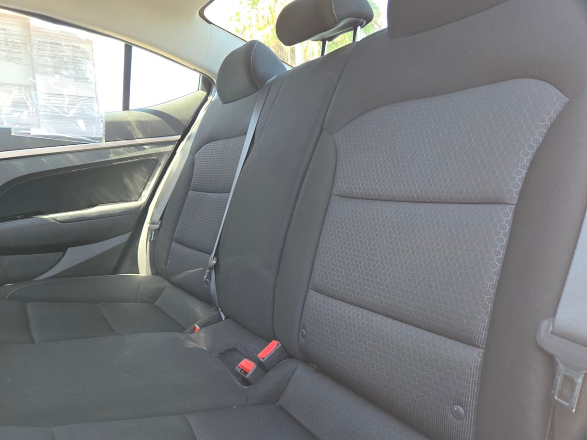 Hyundai Elantra photo 7