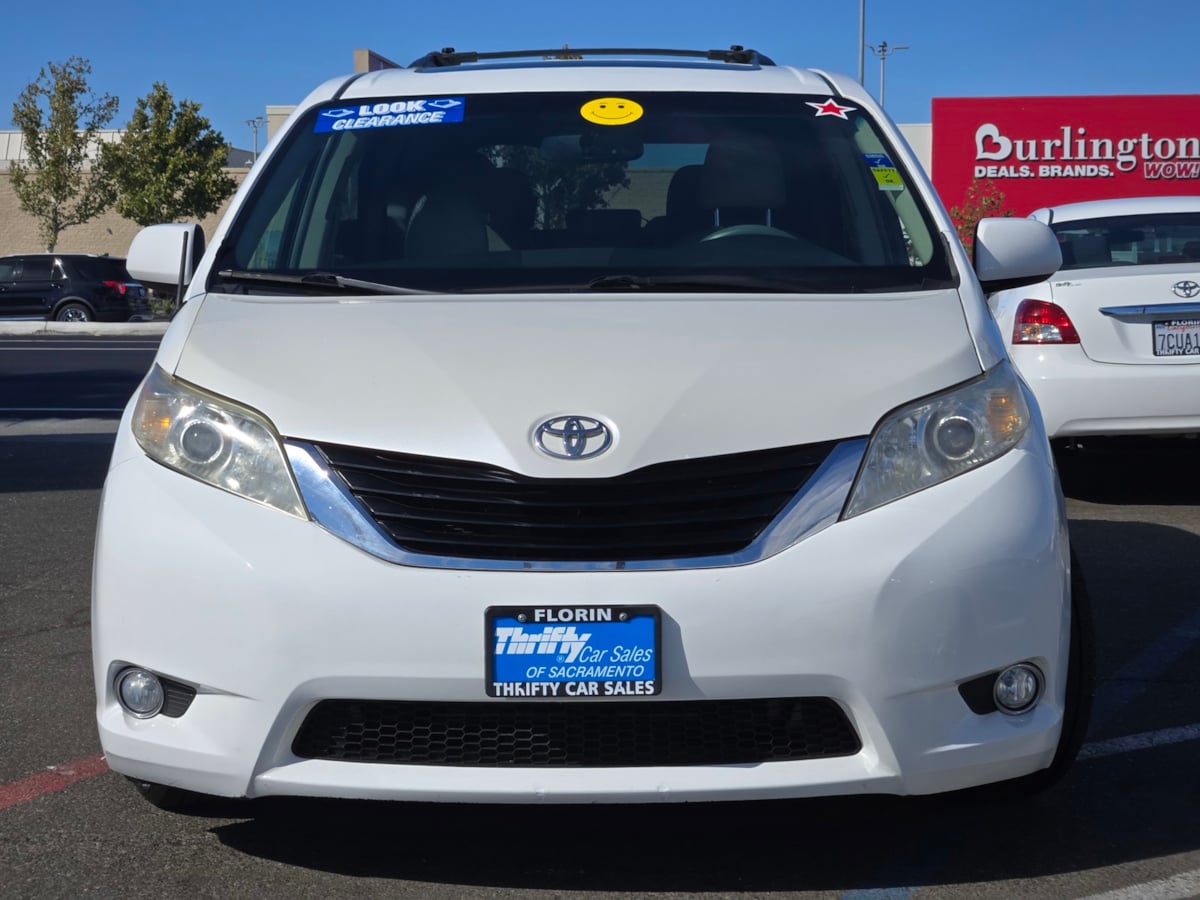 Toyota Sienna photo 2