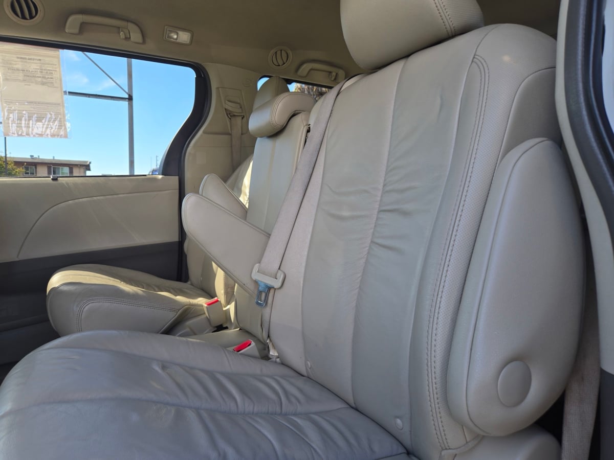 Toyota Sienna photo 8
