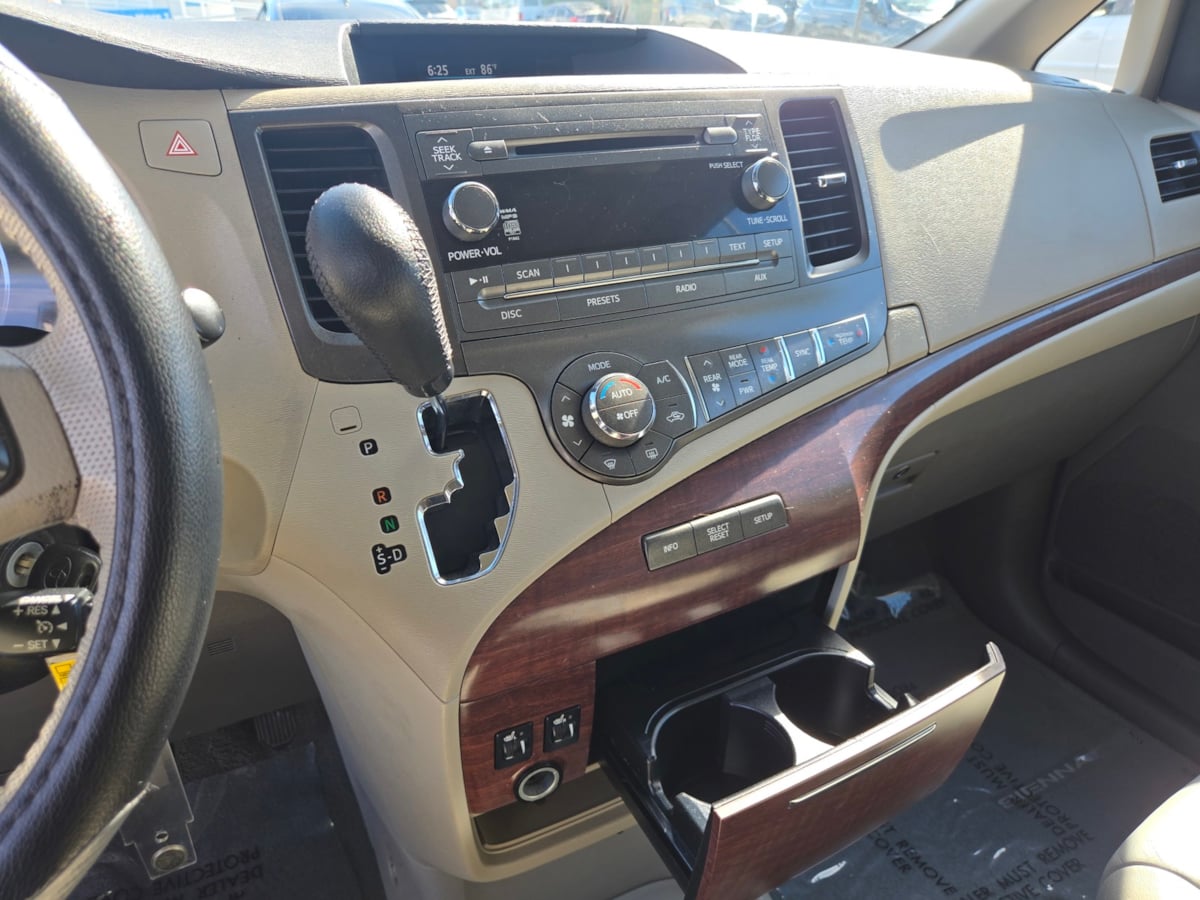 Toyota Sienna photo 14