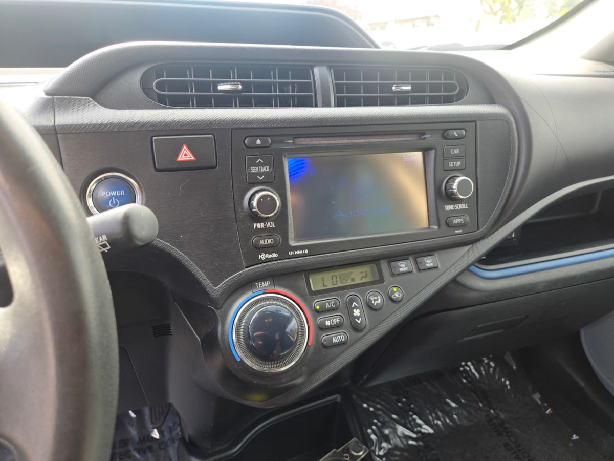 Toyota Prius C photo 14
