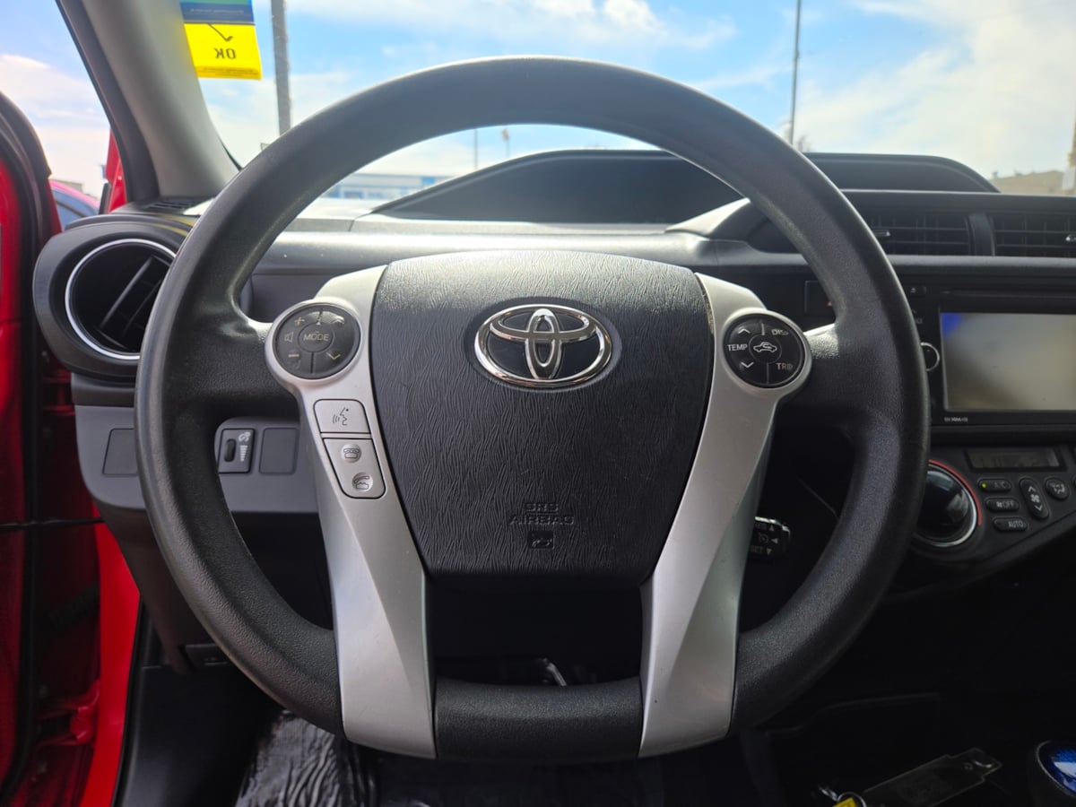 Toyota Prius C photo 16