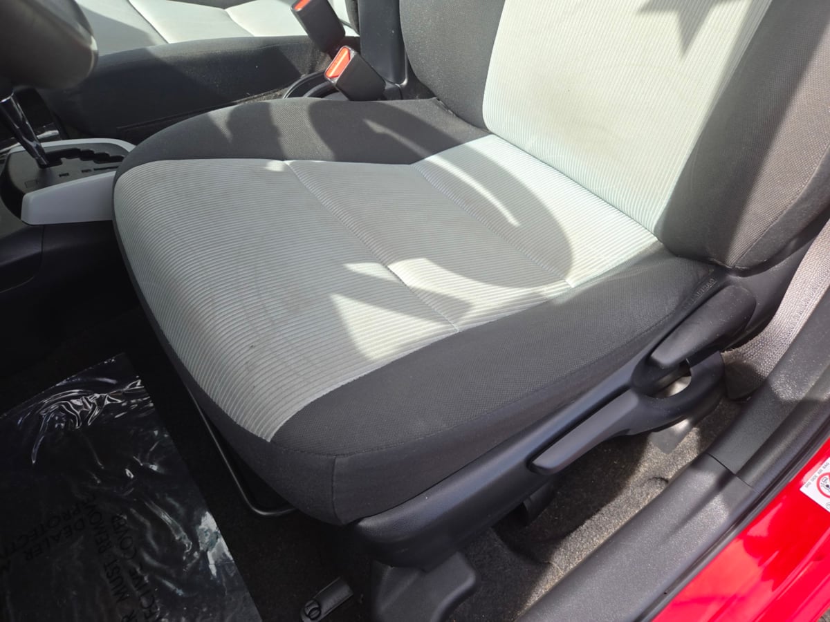 Toyota Prius C photo 8