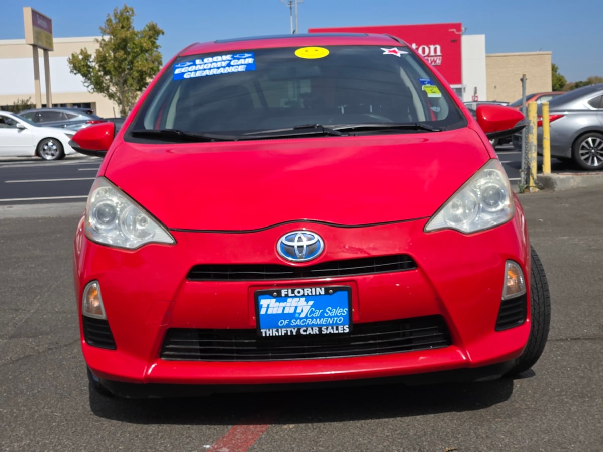 Toyota Prius C photo 2