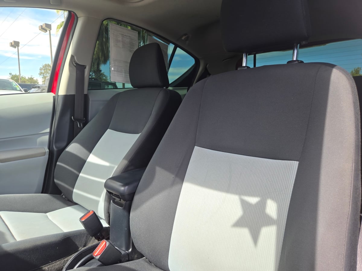Toyota Prius C photo 9