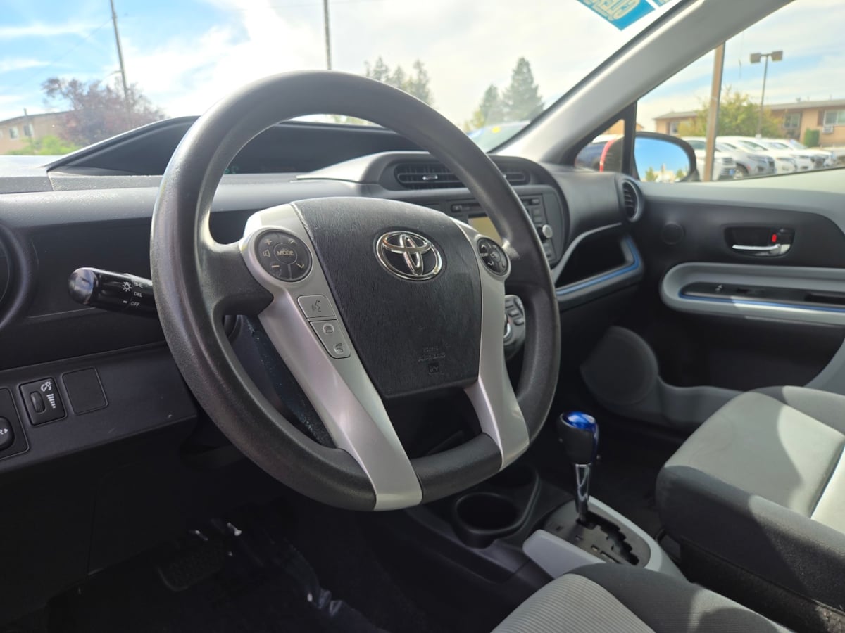 Toyota Prius C photo 10