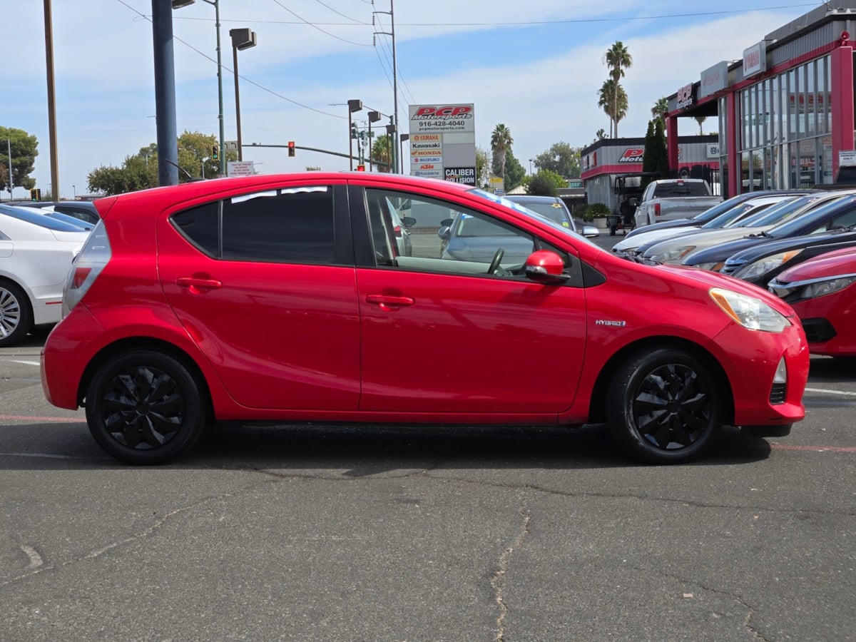 Toyota Prius C photo 4