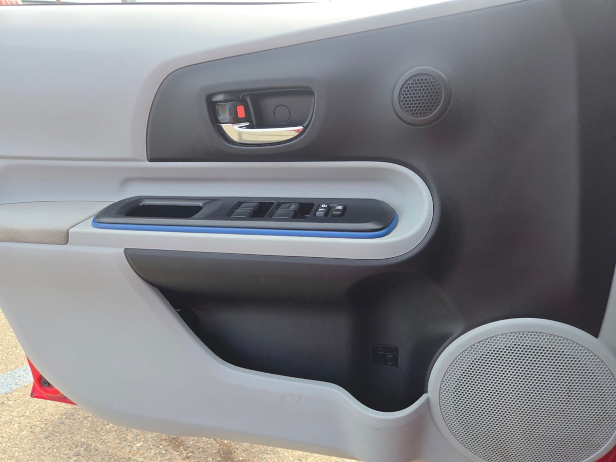 Toyota Prius C photo 12