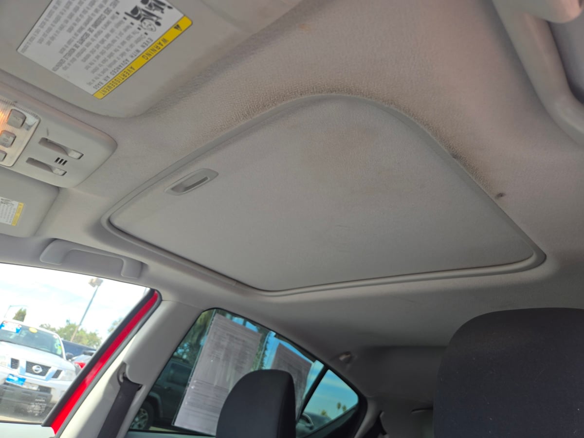 Toyota Prius C photo 11