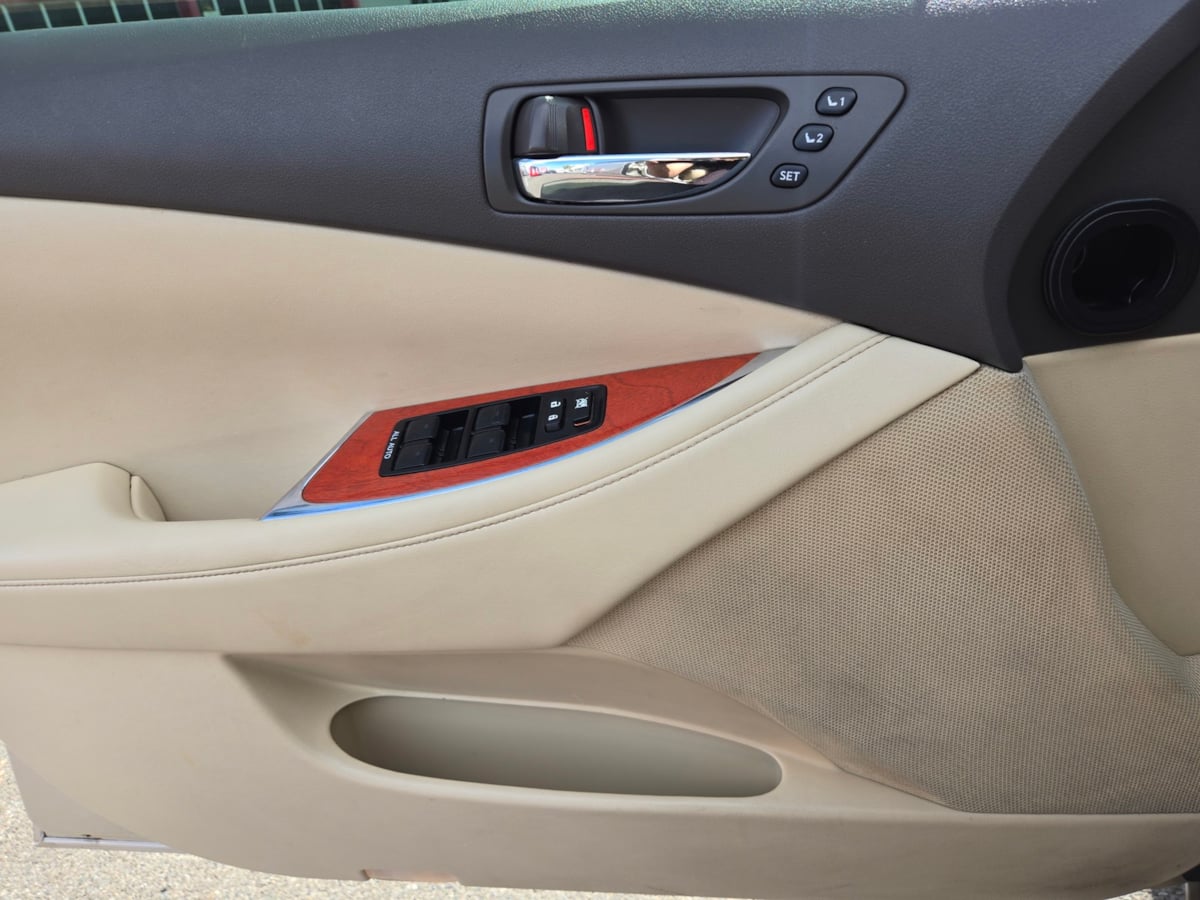 Lexus ES photo 12