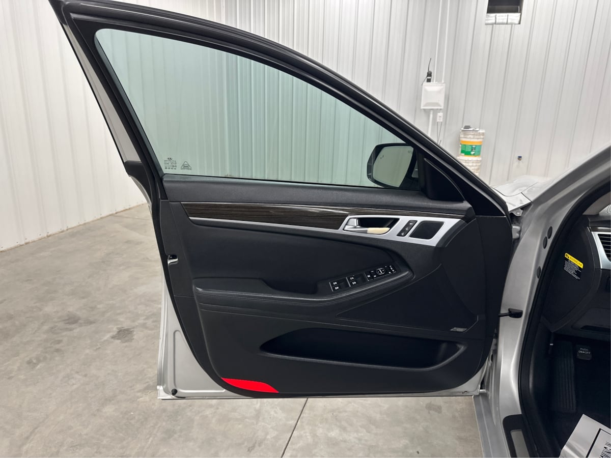 2016 Hyundai Genesis 3.8 photo 24