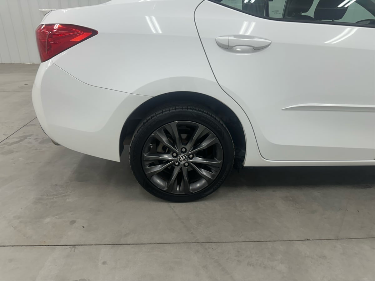 2017 Toyota Corolla SE photo 28