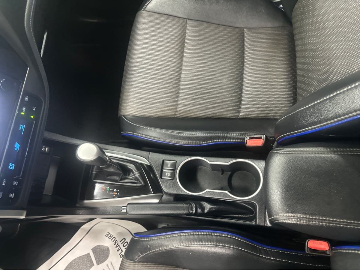 2017 Toyota Corolla SE photo 14