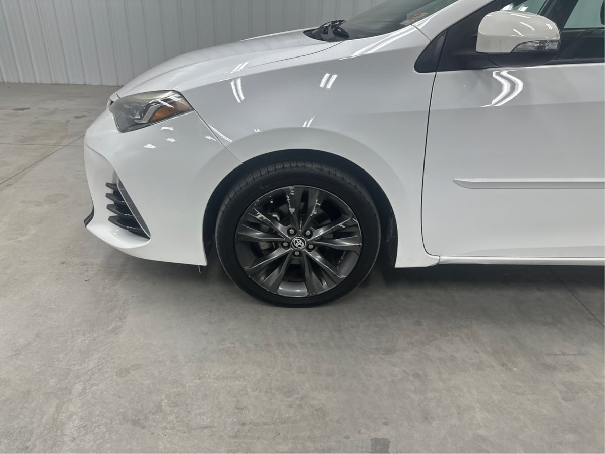 2017 Toyota Corolla SE photo 32