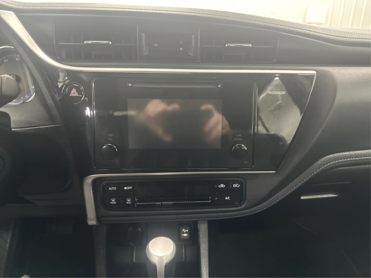 2017 Toyota Corolla SE photo 12