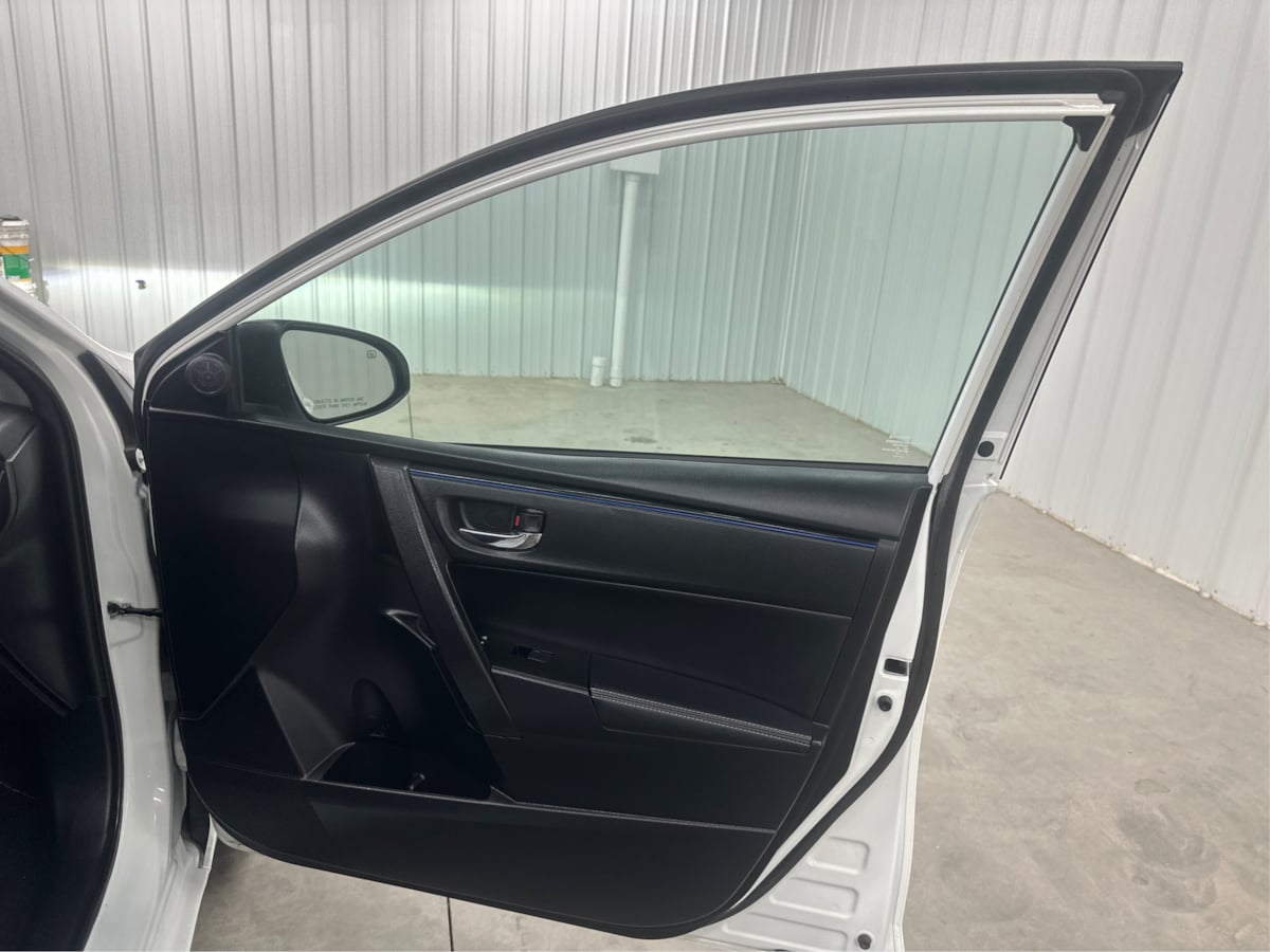 2017 Toyota Corolla SE photo 21