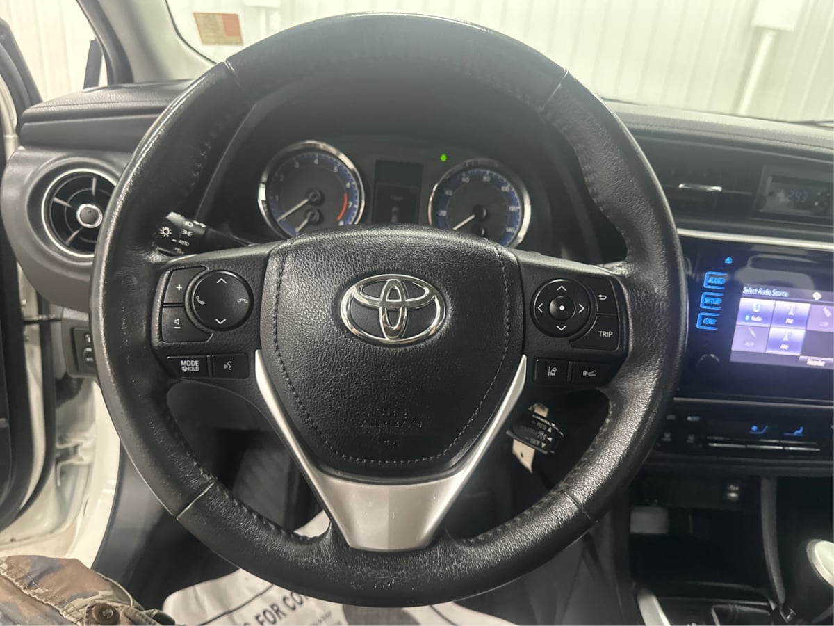 2017 Toyota Corolla SE photo 19