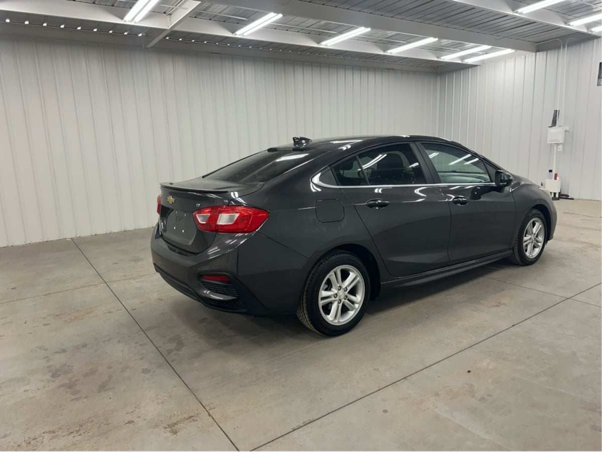 2017 Chevrolet Cruze LT photo 3