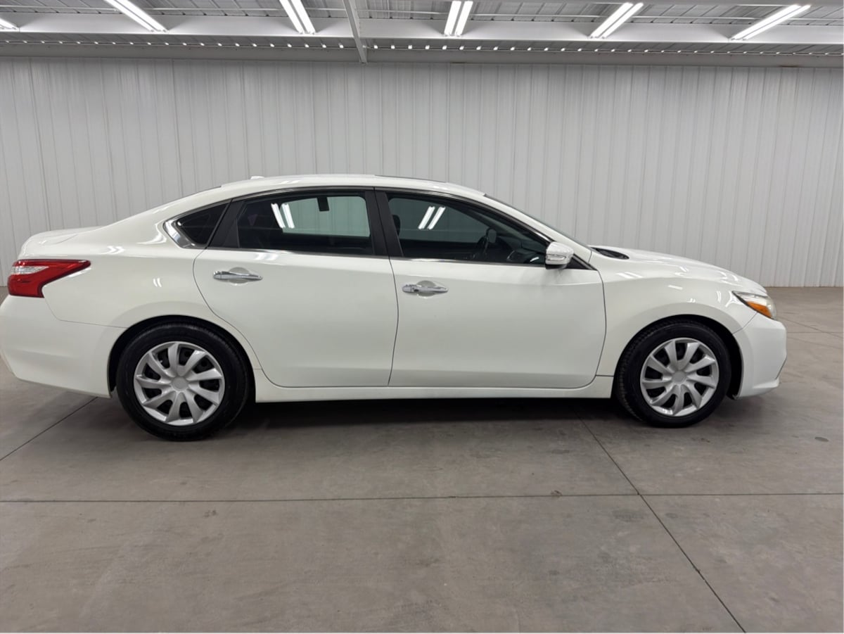 Nissan Altima photo 3