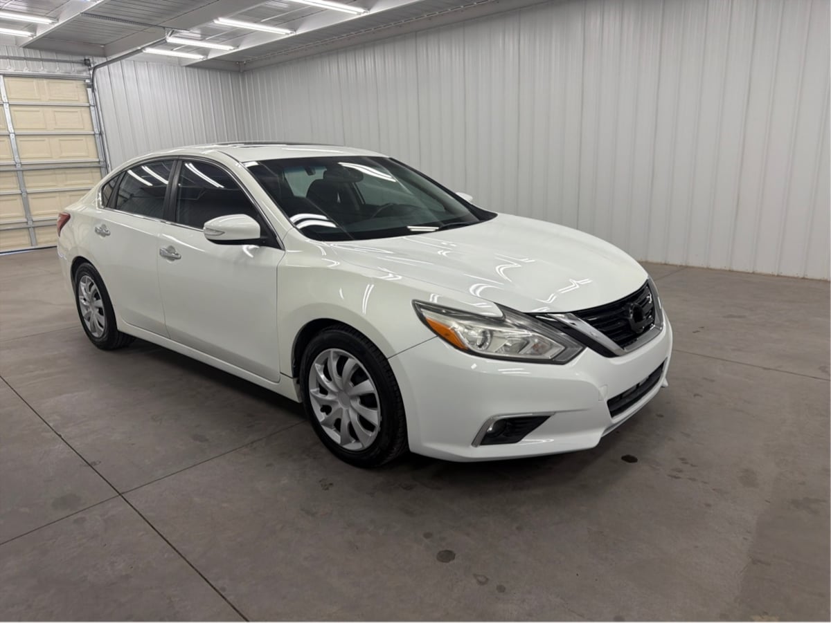Nissan Altima photo 2