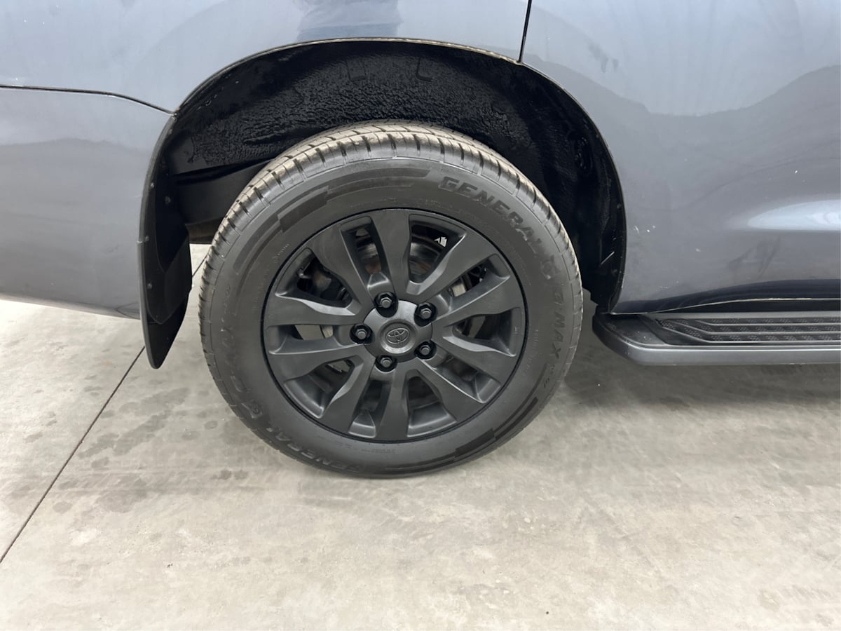 2010 Toyota Sequoia photo 32