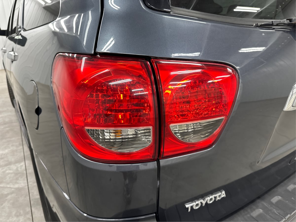 2010 Toyota Sequoia photo 39