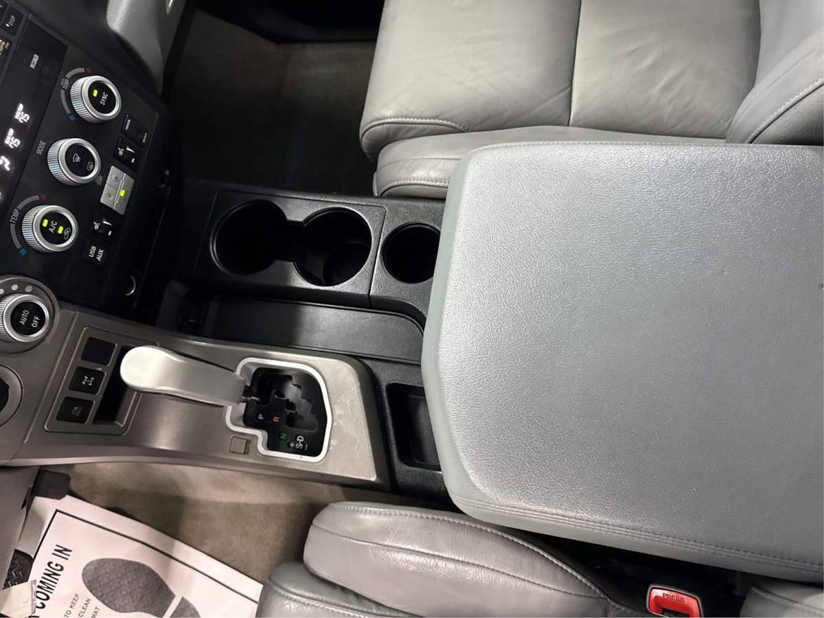 2010 Toyota Sequoia photo 16