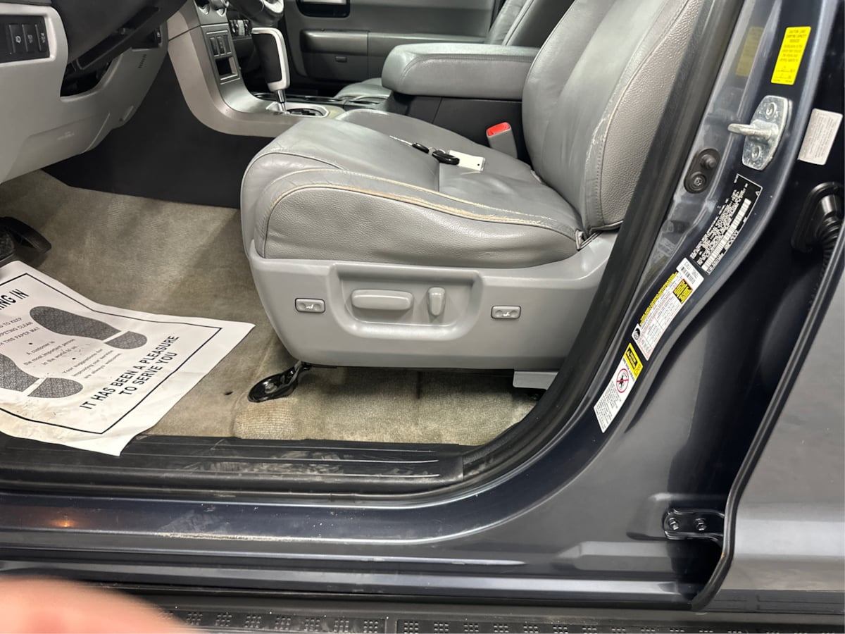 2010 Toyota Sequoia photo 22