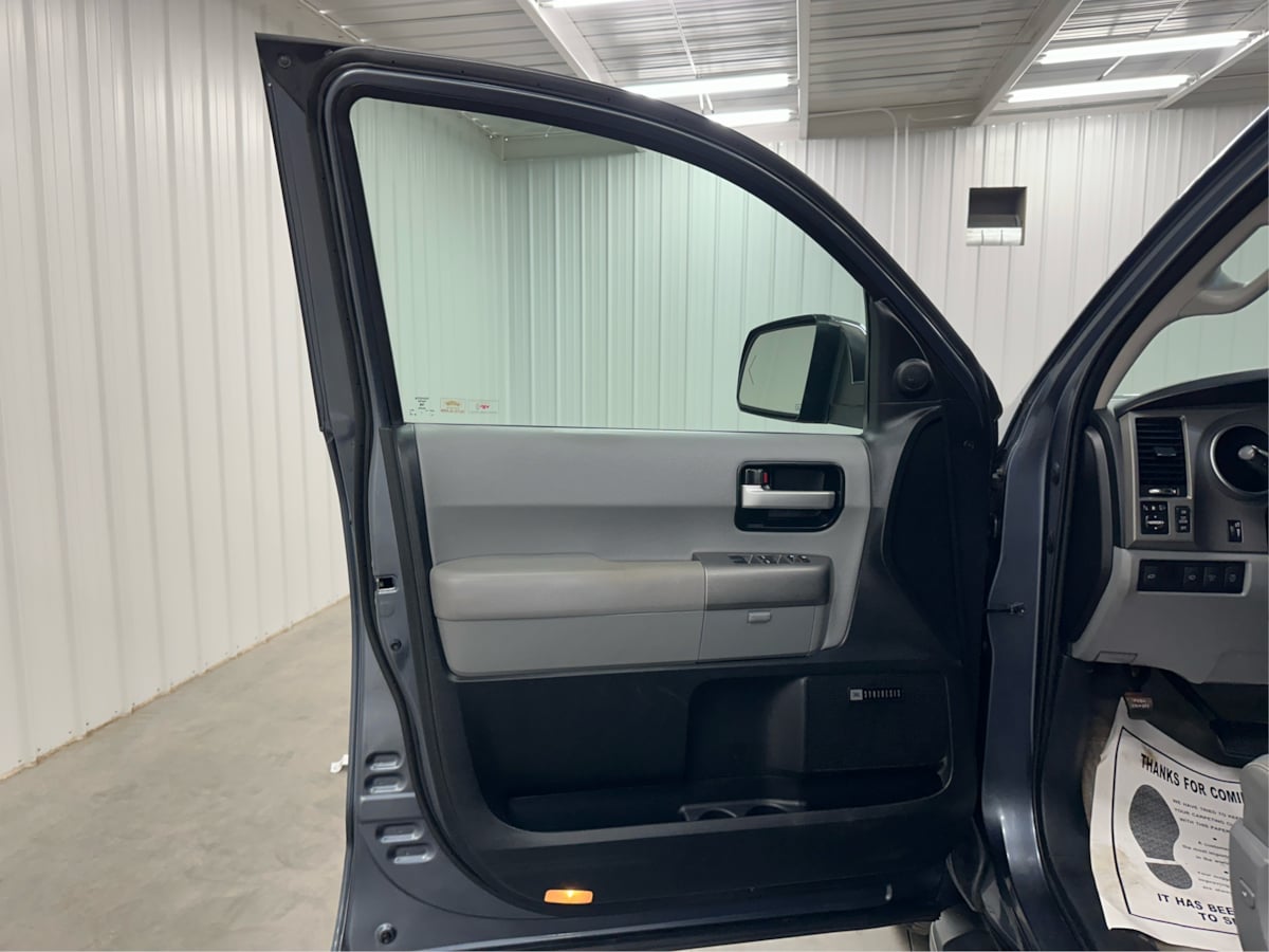 2010 Toyota Sequoia photo 23