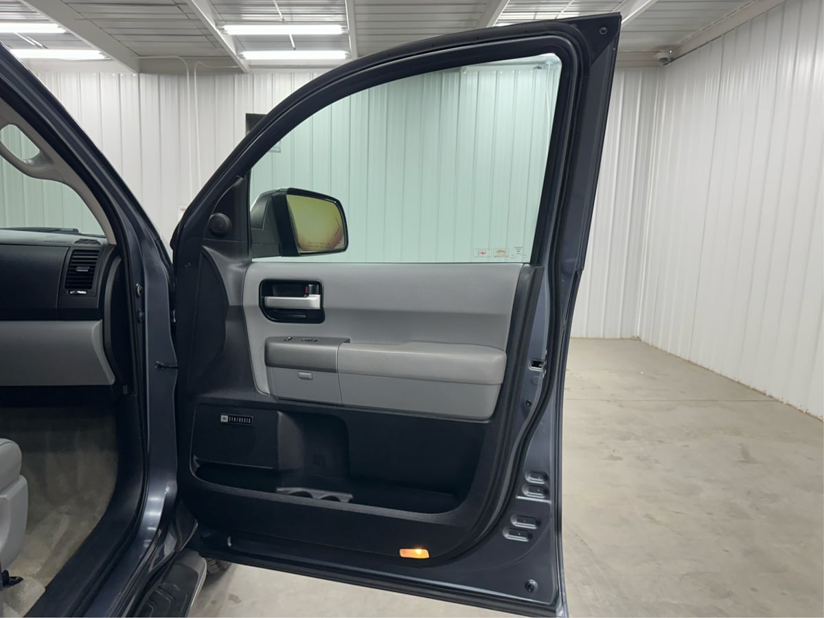 2010 Toyota Sequoia photo 24
