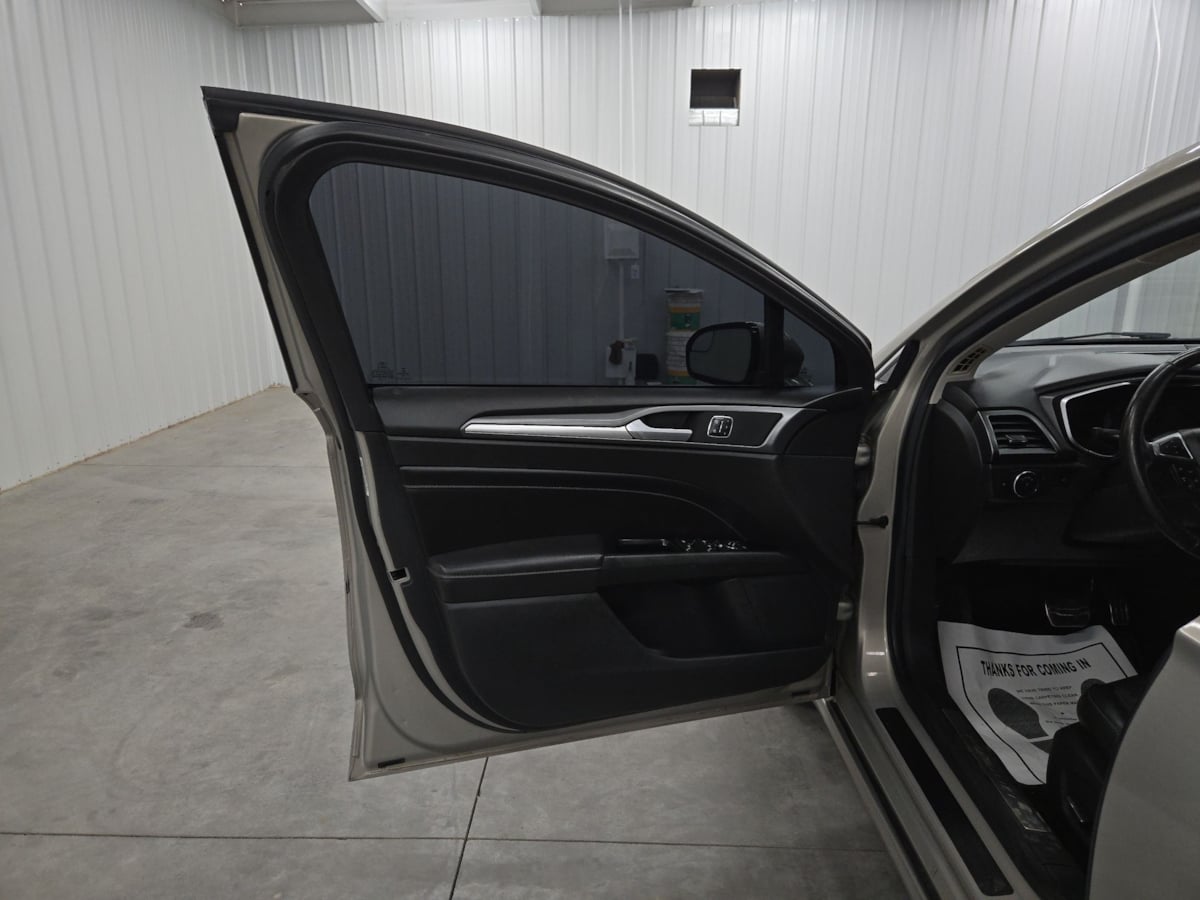 2015 Ford Fusion Titanium photo 19