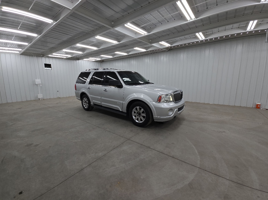 2003 Lincoln Navigator Luxury photo 2