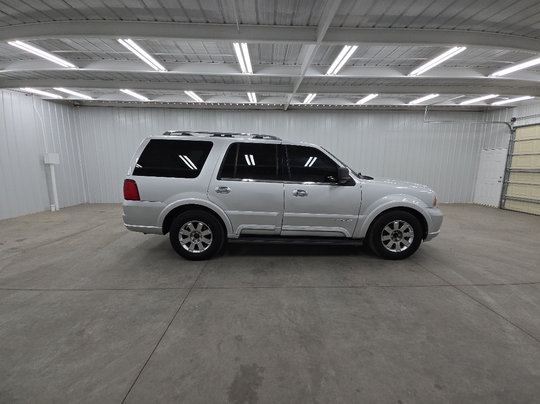 2003 Lincoln Navigator Luxury photo 3