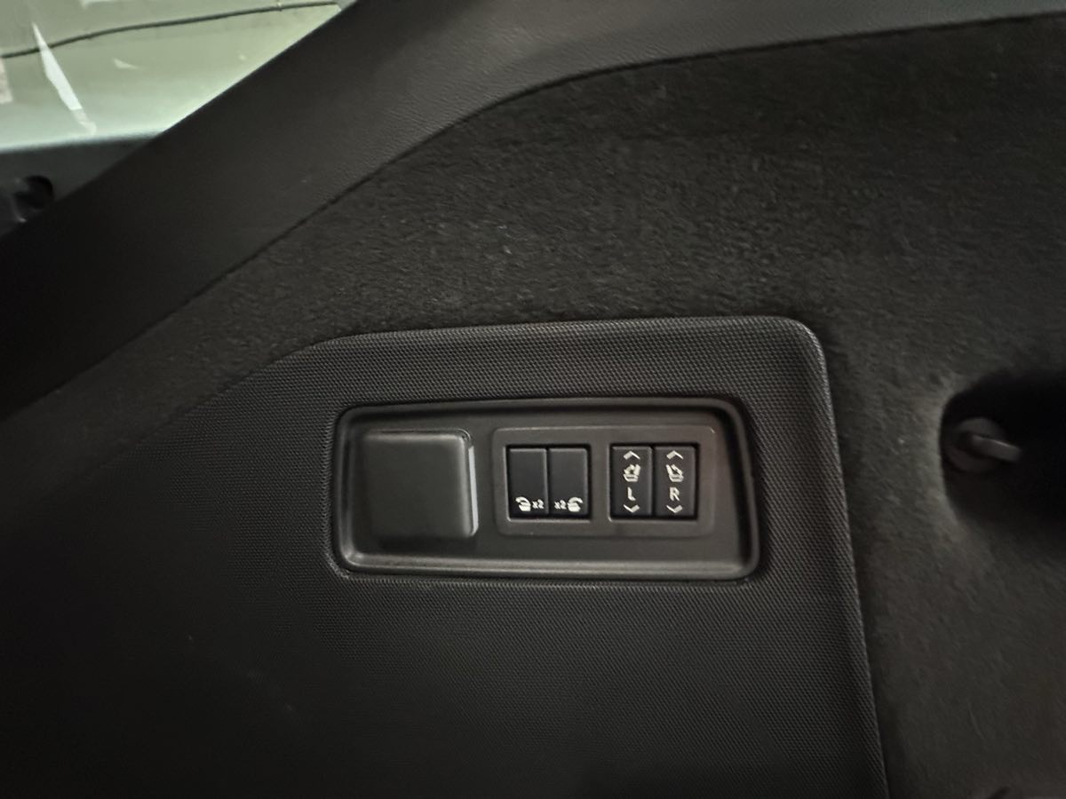 2024 Cadillac Escalade ESV Sport photo 11