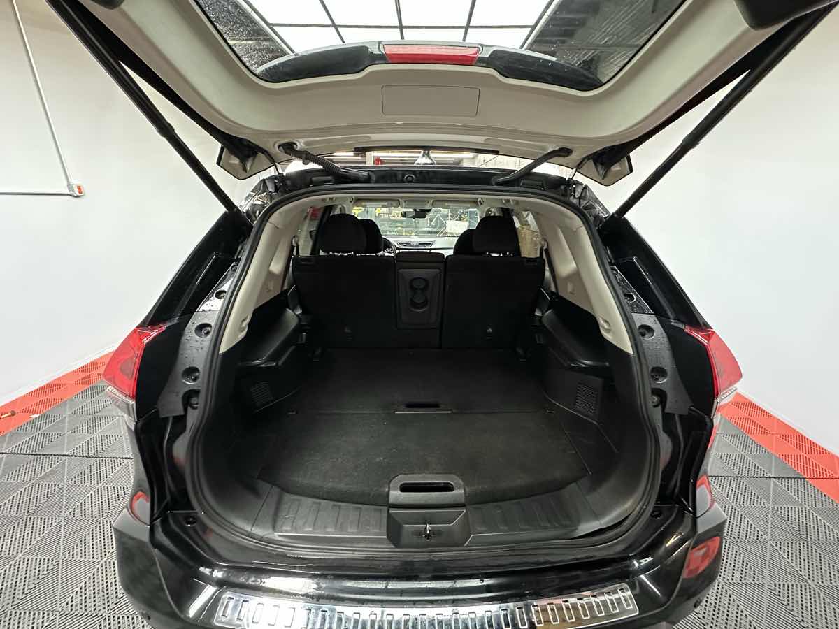 2019 Nissan Rogue SV photo 11