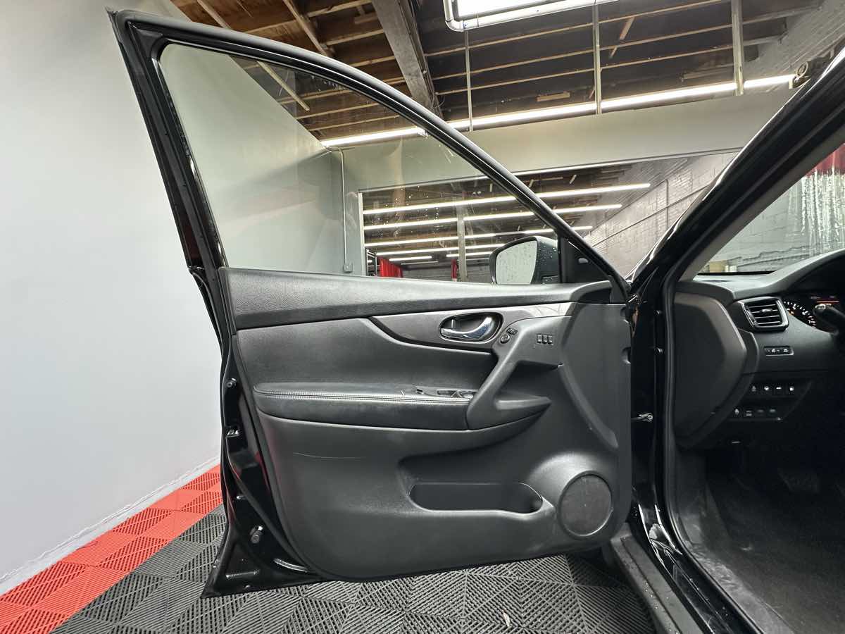 2019 Nissan Rogue SV photo 12